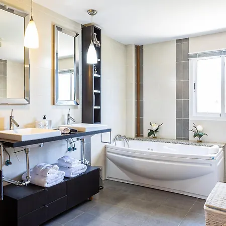 La Vista - Family Friendly Private Pool, Bbq, Sauna