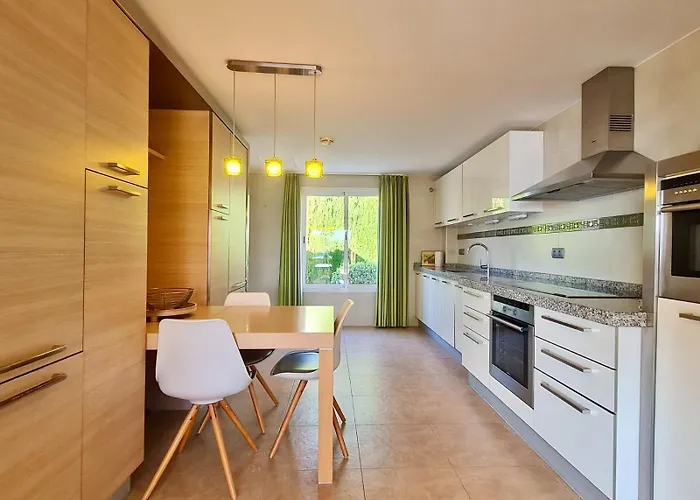 La Vista - Family Friendly Private Pool, Bbq, Sauna Villa
