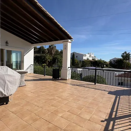La Vista - Family Friendly Private Pool, Bbq, Sauna 贝纳尔马德纳