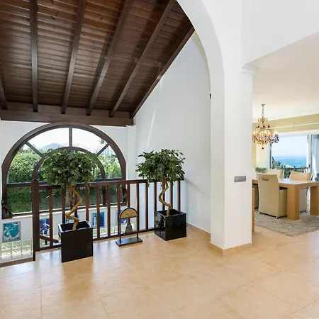 La Vista - Family Friendly Private Pool, Bbq, Sauna 别墅 *