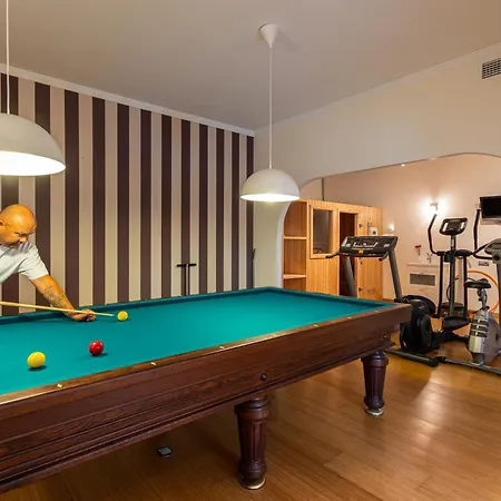 La Vista - Family Friendly Private Pool, Bbq, Sauna 贝纳尔马德纳