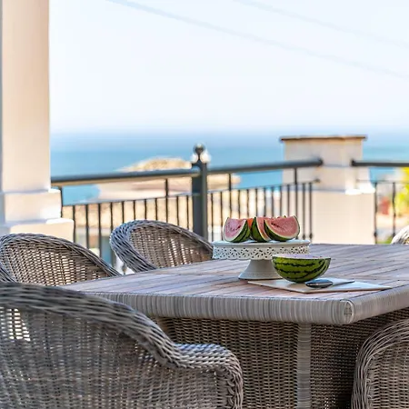 La Vista - Family Friendly Private Pool, Bbq, Sauna 贝纳尔马德纳